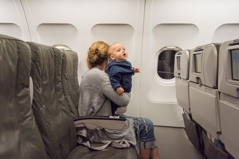 Baby und Mutter im Flugzeug