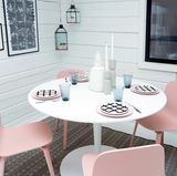 Wer auf der Fraueninsel Zeit verbringen will, muss sich auf supershe.com offiziell bewerben. Kristina Roth sagt, sie habe schon mehr als 2000 Anfragen bekommen - obwohl noch nicht einmal klar ist, wie teuer der Spaß sein soll. Ein Fünf-Tages-Aufenthalt werde wahrscheinlich zwischen 3000 und 6000 Euro kosten.