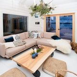 Derzeit werden die Unterkünfte noch renoviert, Wasser und Elektrizität erneuert. Im Juli soll "SuperShe-Island" offiziell eröffnen. Geplant sind tägliche Wellness-Aktivitäten wie Yoga, Meditation, Kochen, Fitness oder Wandern zwischen den Bäumen.