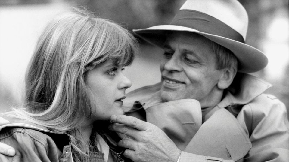 Regie-Legende: Klaus Kinski mit seiner Tochter Pola 1979 in Paris. 2013 offenbarte Pola Kinski, dass sie als Teenager von ihrem Vater sexuell missbraucht worden war Klaus Kinski mit seiner Tochter Pola 1979 in Paris. 2013 offenbarte Pola Kinski, dass sie als Teenager von ihrem Vater sexuell missbraucht worden war