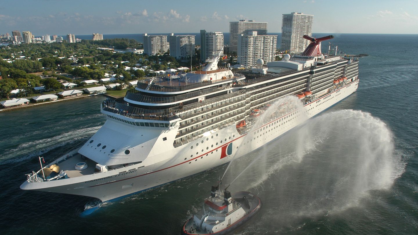 An Bord der "Carnival Legend" kam es vor der Küste Australiens zur Massenschlägerei. Hier das Schiff der Reederei Carnival Cruises bei der Einfahrt in den Hafen von Miami.