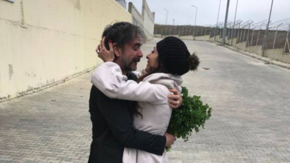 Deniz Yücel frei Deniz Yücel umarmt nach seiner Freilassung seine Frau