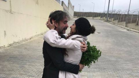 Deniz Yücel umarmt nach seiner Freilassung seine Frau