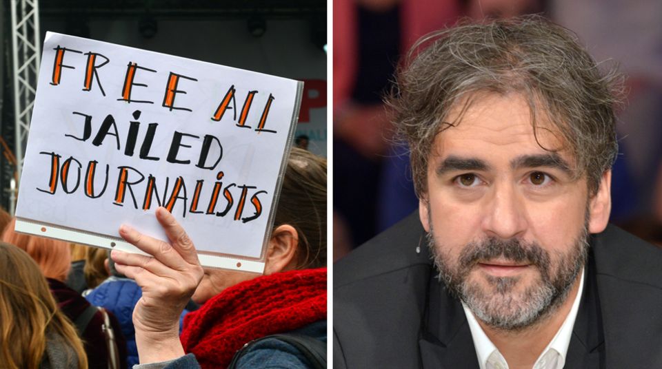 Ein Plakat mit der Aufschrift "Free all jailed Journalists" und Deniz Yücel