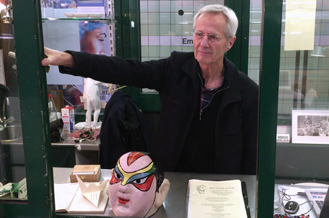 Christoph Busch sitzt in seinem Zuhör-Kiosk in der U-Bahnhaltestelle Emilienstraße in Hamburg