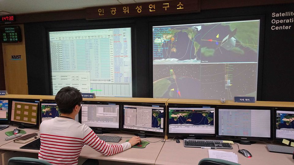 Mini-Kontrollraum an der Universität, dem Korean Advanced Institute of Science and Technology (KAIST): im Satellite Technology Research Center.