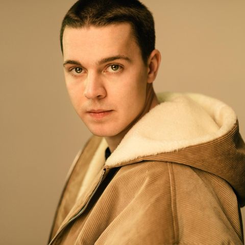 Der DJ Felix Jaehn auf einem offiziellen Pressefoto mit kurzen Haaren