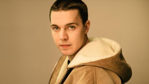 Der DJ Felix Jaehn auf einem offiziellen Pressefoto mit kurzen Haaren