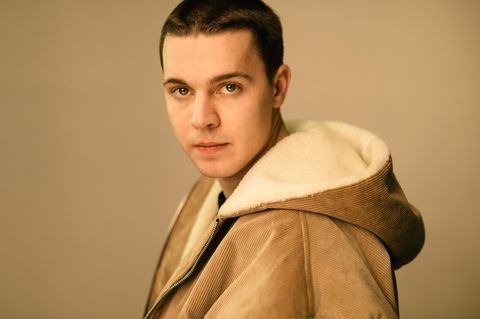 Der DJ Felix Jaehn auf einem offiziellen Pressefoto mit kurzen Haaren