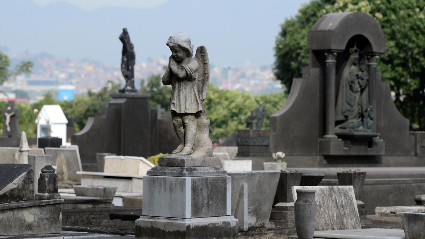 Ein Engel aus Stein steht auf einem Grab auf einem Friedhof in Brasilien.