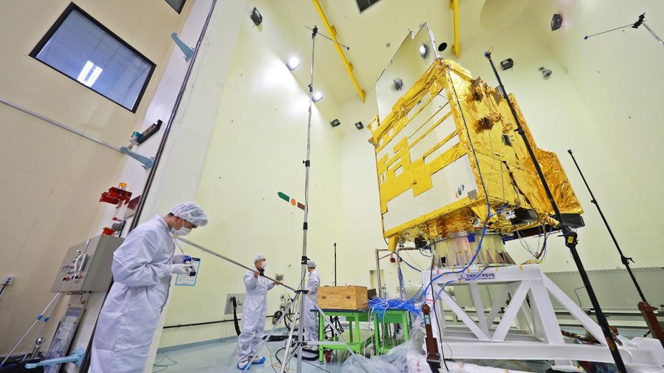 Satellitenproduktion und Testing am Korea Aerospace Research Institute (KARI).