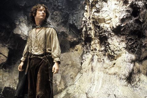 Frodo – der Hobbit aus "Der Herr der Ringe" steht vor einer Felswand