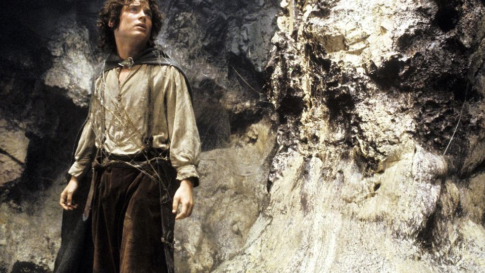 Flachwitz-Freitag: "Acht Hobbits oder wie ich sage: ein Hobbyte" Frodo – der Hobbit aus "Der Herr der Ringe" steht vor einer Felswand