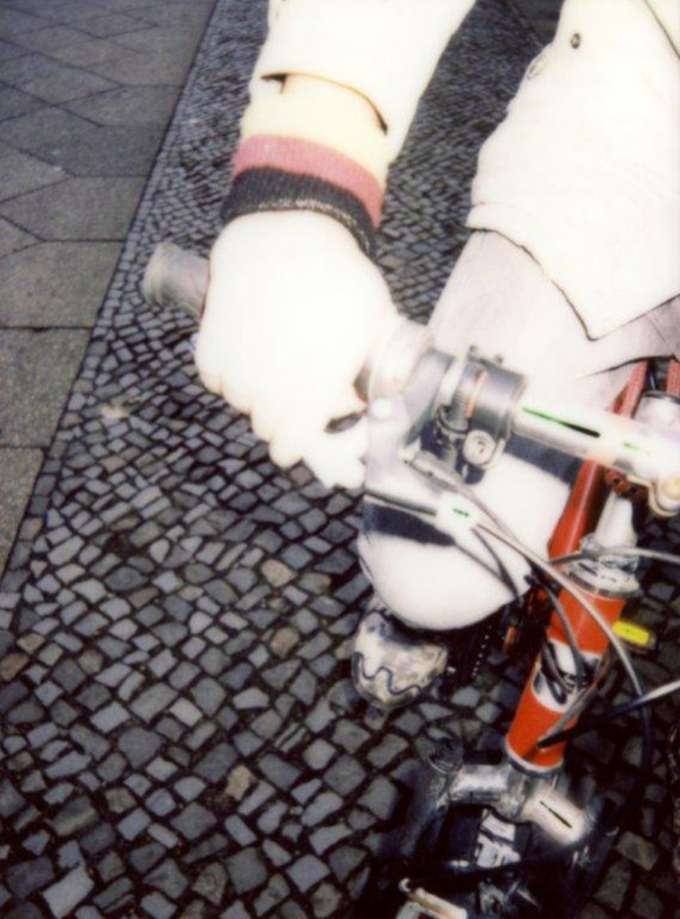 Omran und Achim fahren gemeinsam Fahrrad Flüchtling Omran und Rentner Achim leben in einer Beziehung