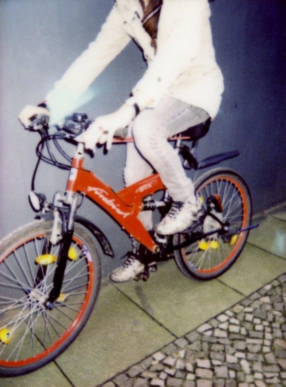 Omran auf seinem Fahrrad Flüchtling Omran und Rentner Achim führen eine Beziehung