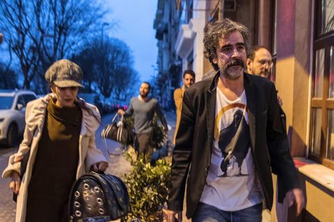 Kurz nach seiner Freilassung geht der "Welt"-Korrespondent Deniz Yücel mit seiner Frau durch Istanbul