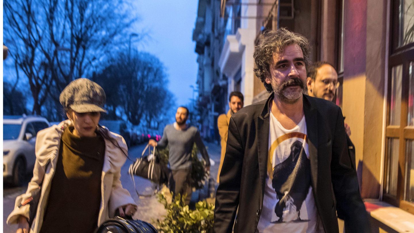 Kurz nach seiner Freilassung geht der "Welt"-Korrespondent Deniz Yücel mit seiner Frau durch Istanbul