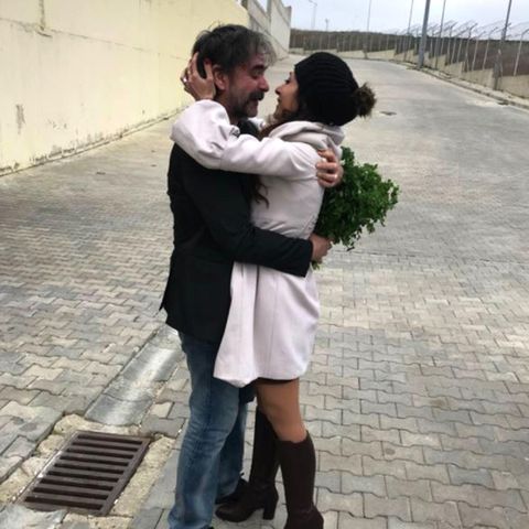 Freigelassener deutsch-türkischer Journalist: Warum hält Deniz Yücel bei seiner Freilassung einen Bund Petersilie in der Hand?
