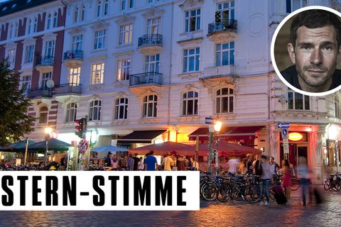 In der Abenddämmerung ist eine Eckkneipe in einem weißen Altbau zu sehen: Das "Bedford" am Schulterblatt in Hamburg