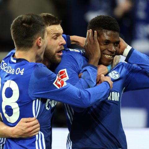 Drei Spieler des FC Schalke jubeln gemeinsam über das Tor von Breel Embolo, der sich dabei die Ohren zuhält