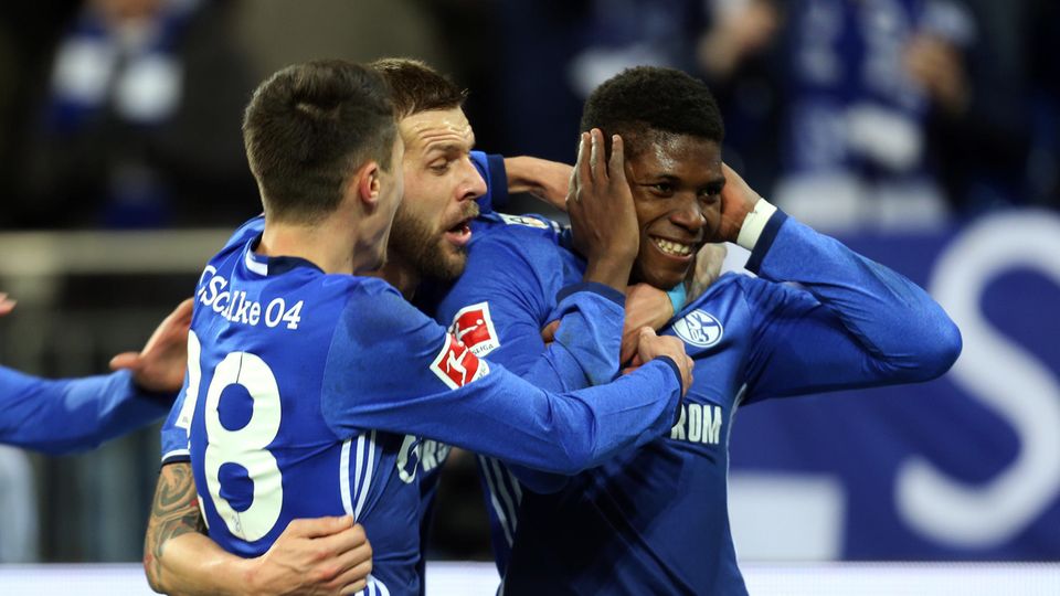 Drei Spieler des FC Schalke jubeln gemeinsam über das Tor von Breel Embolo, der sich dabei die Ohren zuhält
