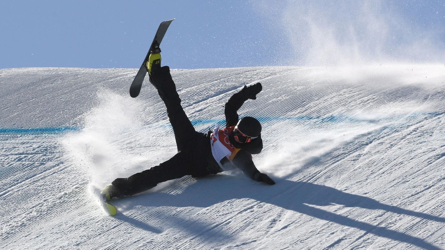 Rutschpartie: Das schmerzt. Ski-Freestylerin Kea Kühnel stürzt im ersten Qualifikationsdurchgang nach einem Sprung und rutscht akrobatisch den Hang hinab. Im zweiten Durchgang kam sie auf Platz 18 und somit nicht ins Finale. Und das schmerzt Kühnel wahrscheinlich mehr als die verpatzte Landung.