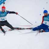 Schneeballett: Knapper geht es nicht. Beim Zieleinlauf nach dem Biathlon-Massenstart der Herren über 15 Kilometer muss das Zielfoto zeigen, ob der Franzose Martin Fourcade (r.) oder der Deutsche Simon Schempp (l.) die Goldmedaille gewonnen haben. Beide stürzen direkt nach dem Zieleinlauf und so wirkt das Foto, als würden sich beide im Schneeballett üben. Am Ende hat übrigens Fourcade die Gold-Medaille gewonnen. Er war nach 15 Kilometern 14 Zentimeter vor Schempp.