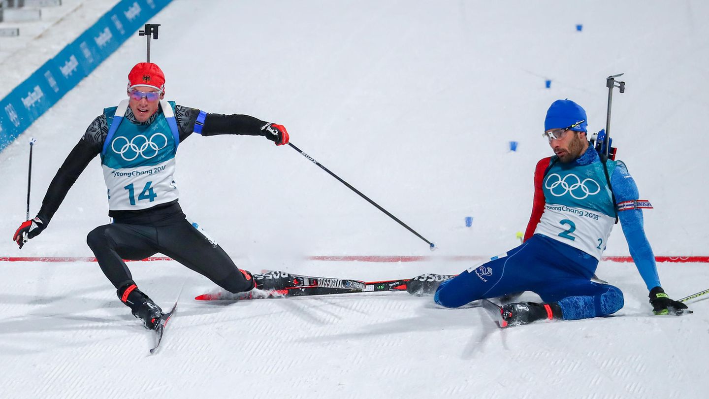 Simon Schempp Martin Fourcade Biathlon Massenstart Zieleinlauf Schneeballett: Knapper geht es nicht. Beim Zieleinlauf nach dem Biathlon-Massenstart der Herren über 15 Kilometer muss das Zielfoto zeigen, ob der Franzose Martin Fourcade (r.) oder der Deutsche Simon Schempp (l.) die Goldmedaille gewonnen haben. Beide stürzen direkt nach dem Zieleinlauf und so wirkt das Foto, als würden sich beide im Schneeballett üben. Am Ende hat übrigens Fourcade die Gold-Medaille gewonnen. Er war nach 15 Kilometern 14 Zentimeter vor Schempp.