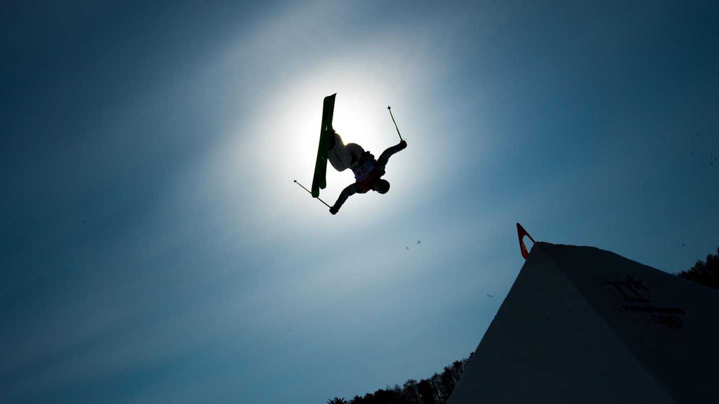 Schwerelos: Wie ein Schattenriss am Himmel steht Benoit Buratti in der Luft. Doch das scheint nur so. Denn selbstverständlich verdunkelte der französische Ski-Freestyler nur einen Sekundenbruchteil die Sonne. Beeindruckend sind die artistischen Fähigkeiten der Freestyler so oder so. 