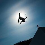 Schwerelos: Wie ein Schattenriss am Himmel steht Benoit Buratti in der Luft. Doch das scheint nur so. Denn selbstverständlich verdunkelte der französische Ski-Freestyler nur einen Sekundenbruchteil die Sonne. Beeindruckend sind die artistischen Fähigkeiten der Freestyler so oder so. 