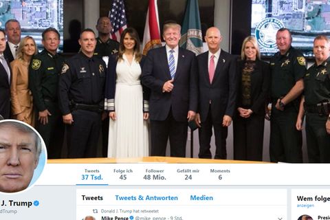 Donald Trump mit einigen der Einsatzkräfte des Amoklaufs von Florida. Seine Pose sorgt für Diskussionen in den USA.