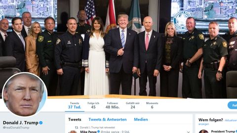 Donald Trump mit einigen der Einsatzkräfte des Amoklaufs von Florida. Seine Pose sorgt für Diskussionen in den USA.