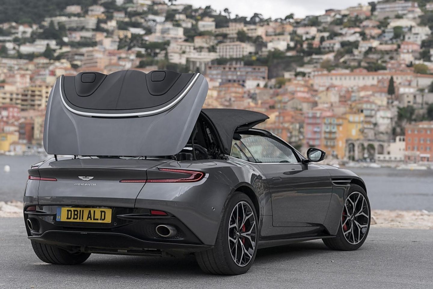 Das Stoffdach des Aston Martin DB11 Volante öffnet sich in nur 14 Sekunden