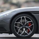 In den Radkästen des Aston Martin DB11 Volante laufen 20-Zoll-Räder