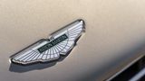 Emailliertes Logo: Aston Martin DB11 Volante