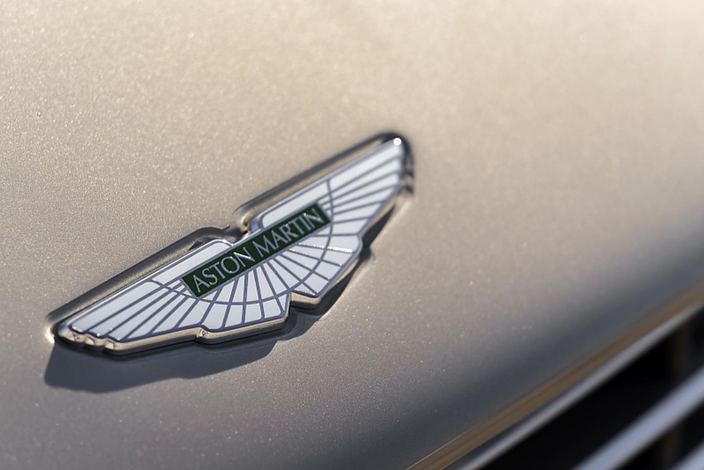 Emailliertes Logo: Aston Martin DB11 Volante