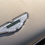 Emailliertes Logo: Aston Martin DB11 Volante