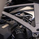 Hinter mächtigen Domstreben: der V8 des Aston Martin DB11 Volante