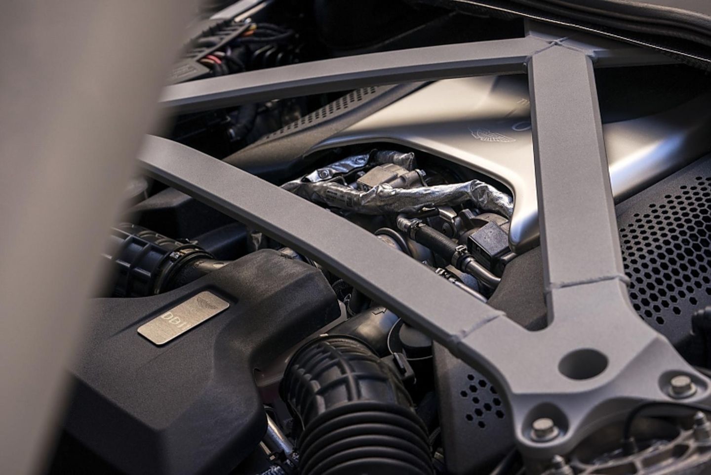 Hinter mächtigen Domstreben: der V8 des Aston Martin DB11 Volante