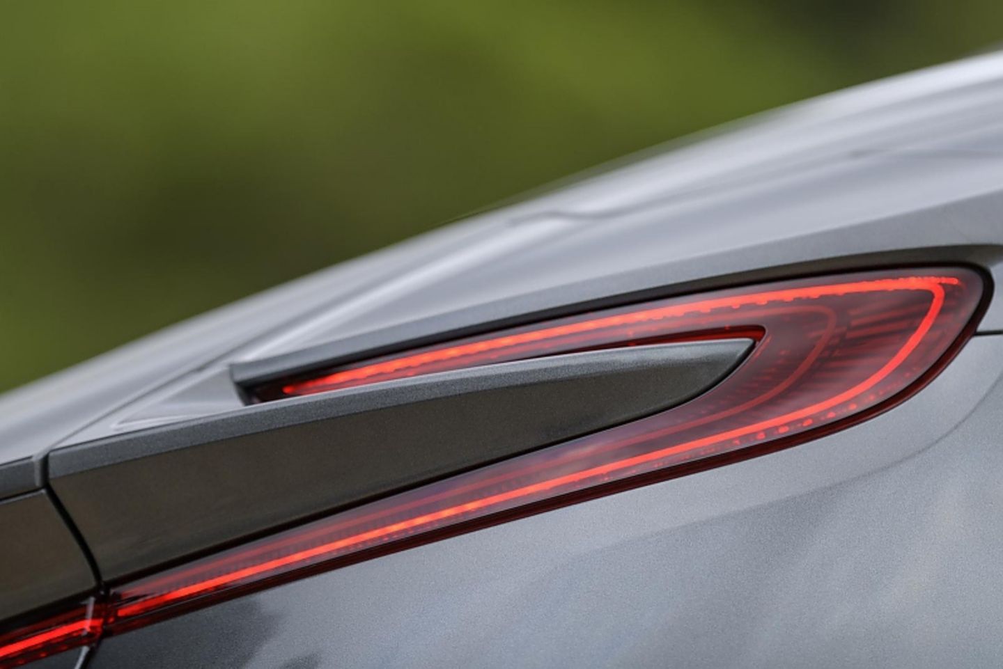 Schmal und geschwungen: die Rückleuchten des Aston Martin DB11 Volante