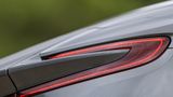 Schmal und geschwungen: die Rückleuchten des Aston Martin DB11 Volante
