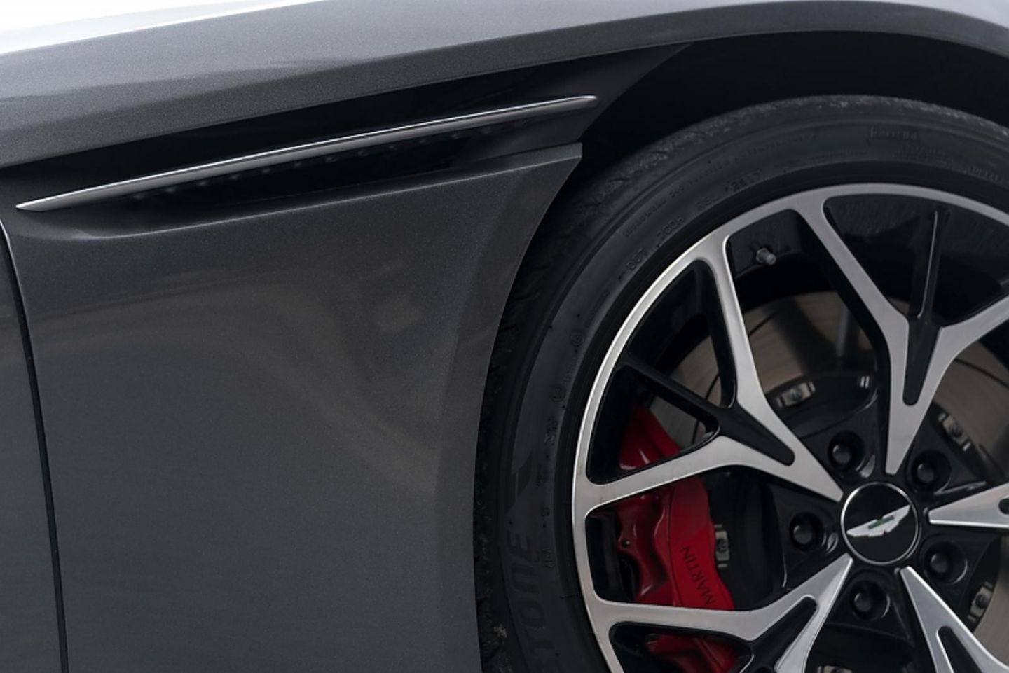 Die Entlüftung läuft beim Aston Martin DB11 Volante von den vorderen Radkästen bis zu den Türen