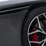 Die Entlüftung läuft beim Aston Martin DB11 Volante von den vorderen Radkästen bis zu den Türen