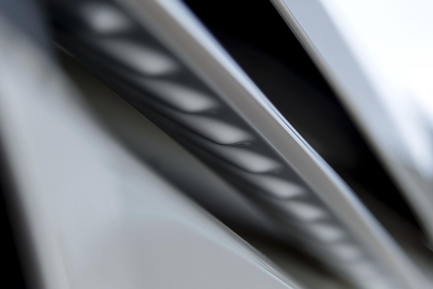 Die kleinen Noppen sollen beim Aston Martin DB11 Volante für die genau richtige Luftverwirbelung sorgen
