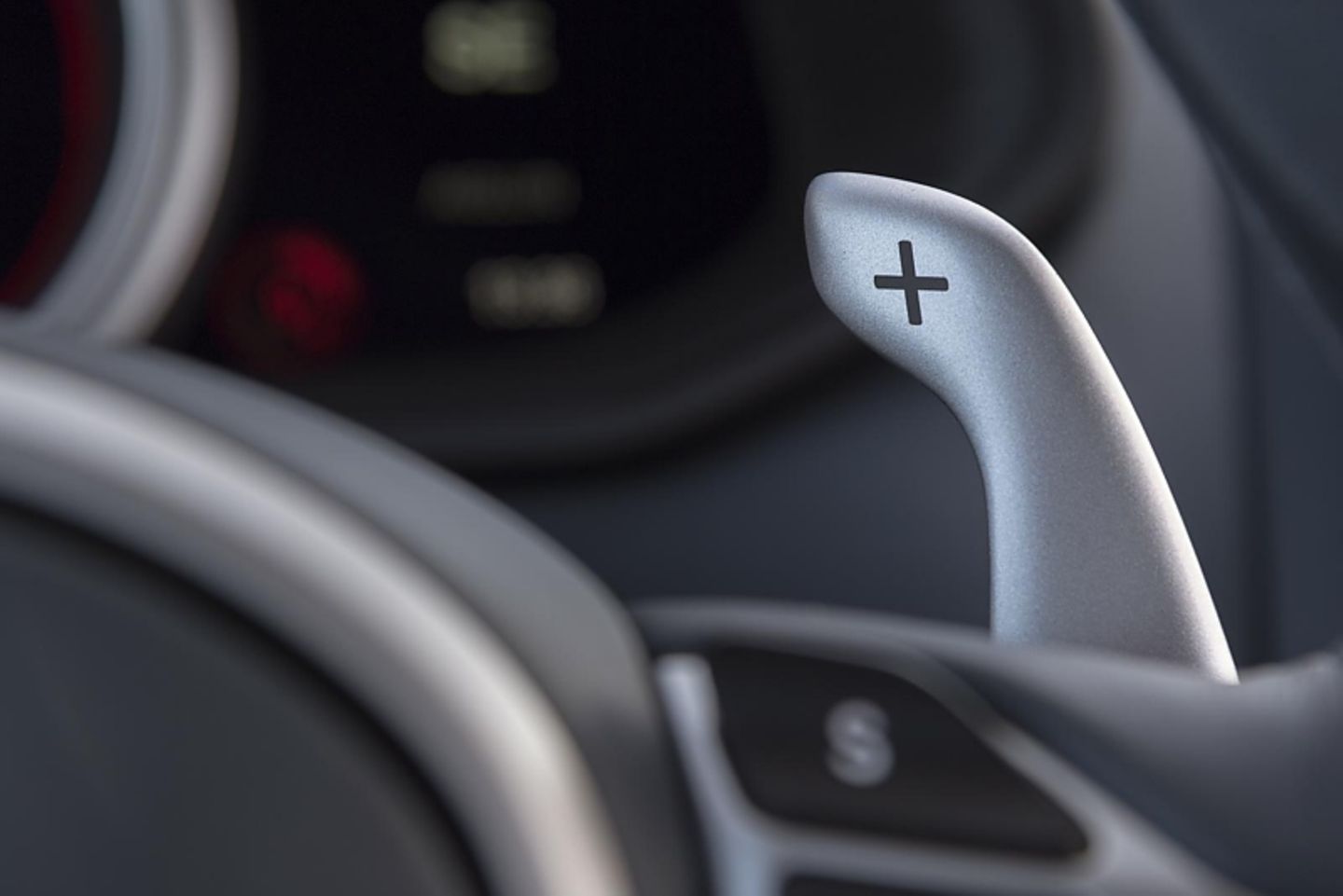 Alternative Schaltung: paddel am Lenkrad des Aston Martin DB11 Volante