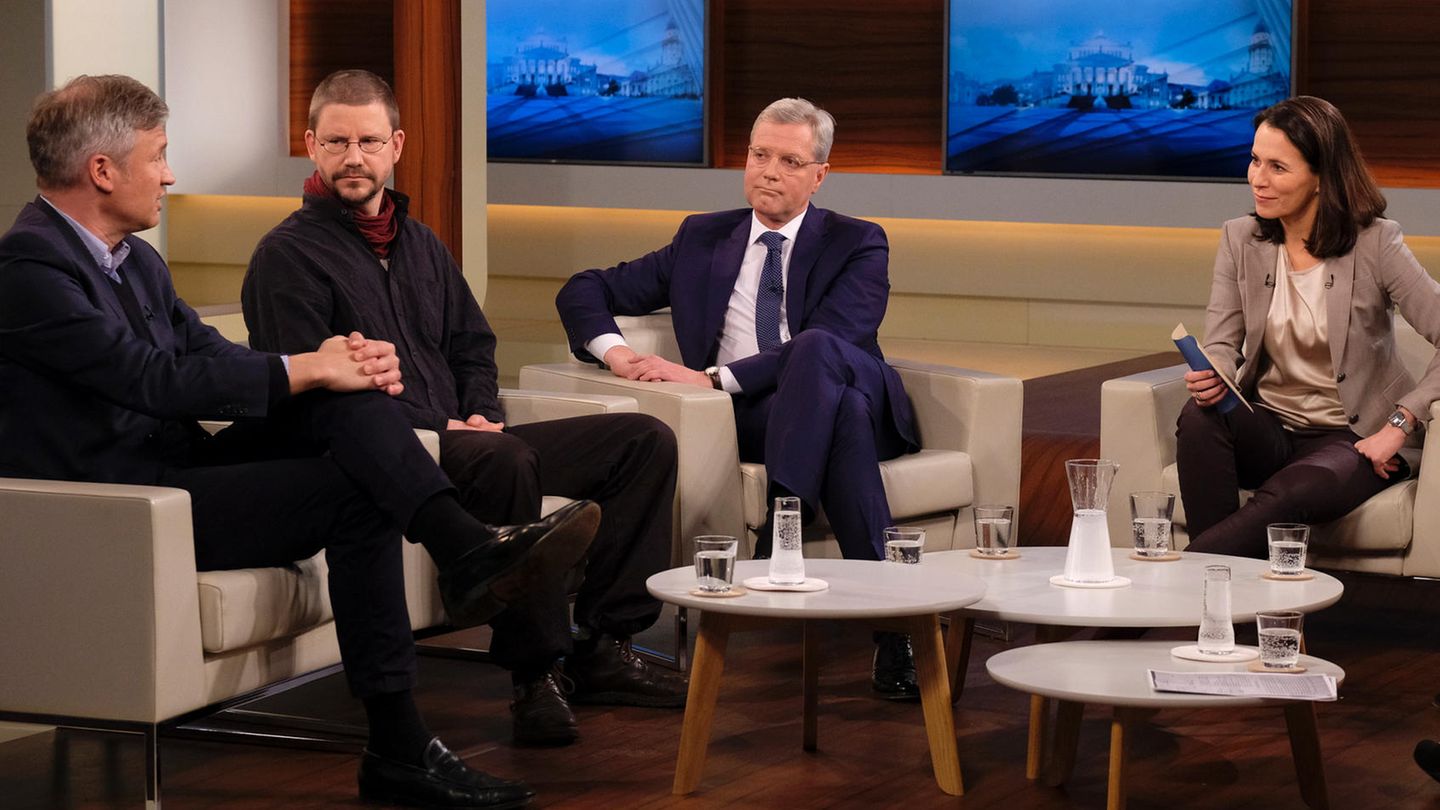 Anne Will (r.) mit "Welt"-Chefredakteur Ulf Poschardt (v.l.n.r.), Aktivist Peter Steudtner und CDU-Politiker Norbert Röttgen
