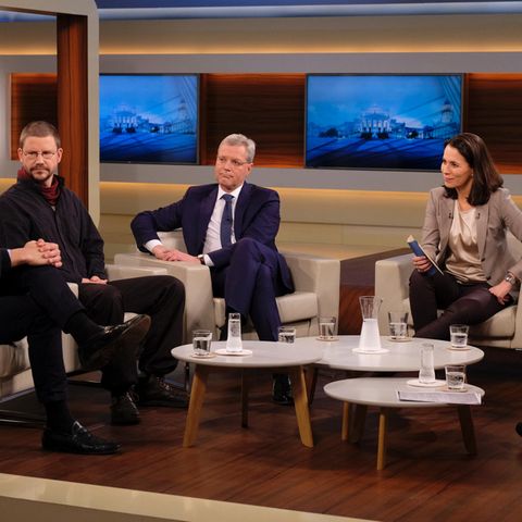 Anne Will (r.) mit "Welt"-Chefredakteur Ulf Poschardt (v.l.n.r.), Aktivist Peter Steudtner und CDU-Politiker Norbert Röttgen