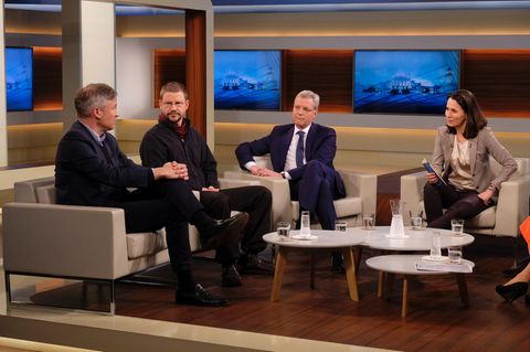 Anne Will (r.) mit "Welt"-Chefredakteur Ulf Poschardt (v.l.n.r.), Aktivist Peter Steudtner und CDU-Politiker Norbert Röttgen