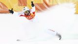 Freudenschrei: Der chinesische Freestyler Jia Zongyang ist im Aerial-Wettbewerb gut geflogen und lässt den Schnee spritzen, nachdem er eine sichere Landung hingelegt hat