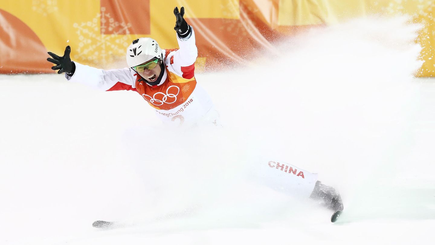 Freudenschrei: Der chinesische Freestyler Jia Zongyang ist im Aerial-Wettbewerb gut geflogen und lässt den Schnee spritzen, nachdem er eine sichere Landung hingelegt hat